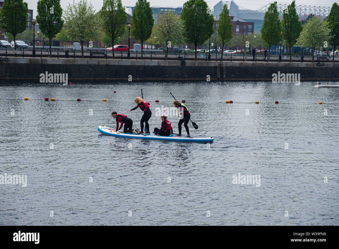 Manchester, Großbritannien - 24 April 2019: Anfänger lernen die Schüler Stand up Paddle Boarding nach Salford Quays, Manchester, UK Stockfoto