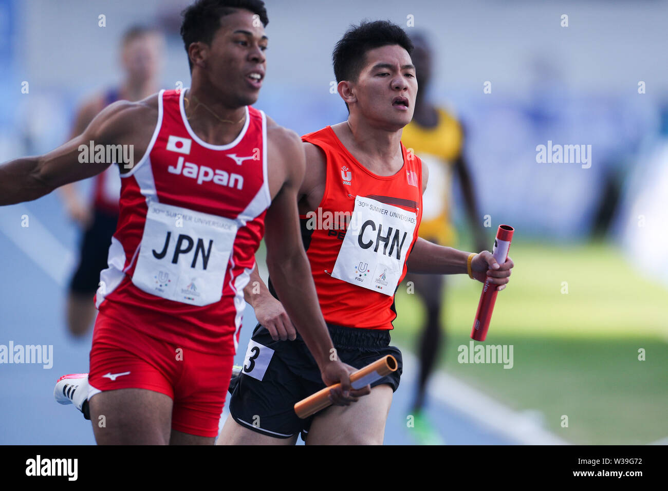 Neapel, Italien. 13. Juli, 2019. Xuan Dajun (R) von China die Ziellinie während der Endrunde der Männer 4 x 100 an der 30 Sommer-universiade in Neapel, Italien corsses, am 13. Juli 2019. Jiang Jiehua, Jiang Hengnan, Wang Yu und Xuan Dajun gewann die Silbermedaille mit 39.01 Sekunden. Credit: Zheng Huansong/Xinhua/Alamy leben Nachrichten Stockfoto