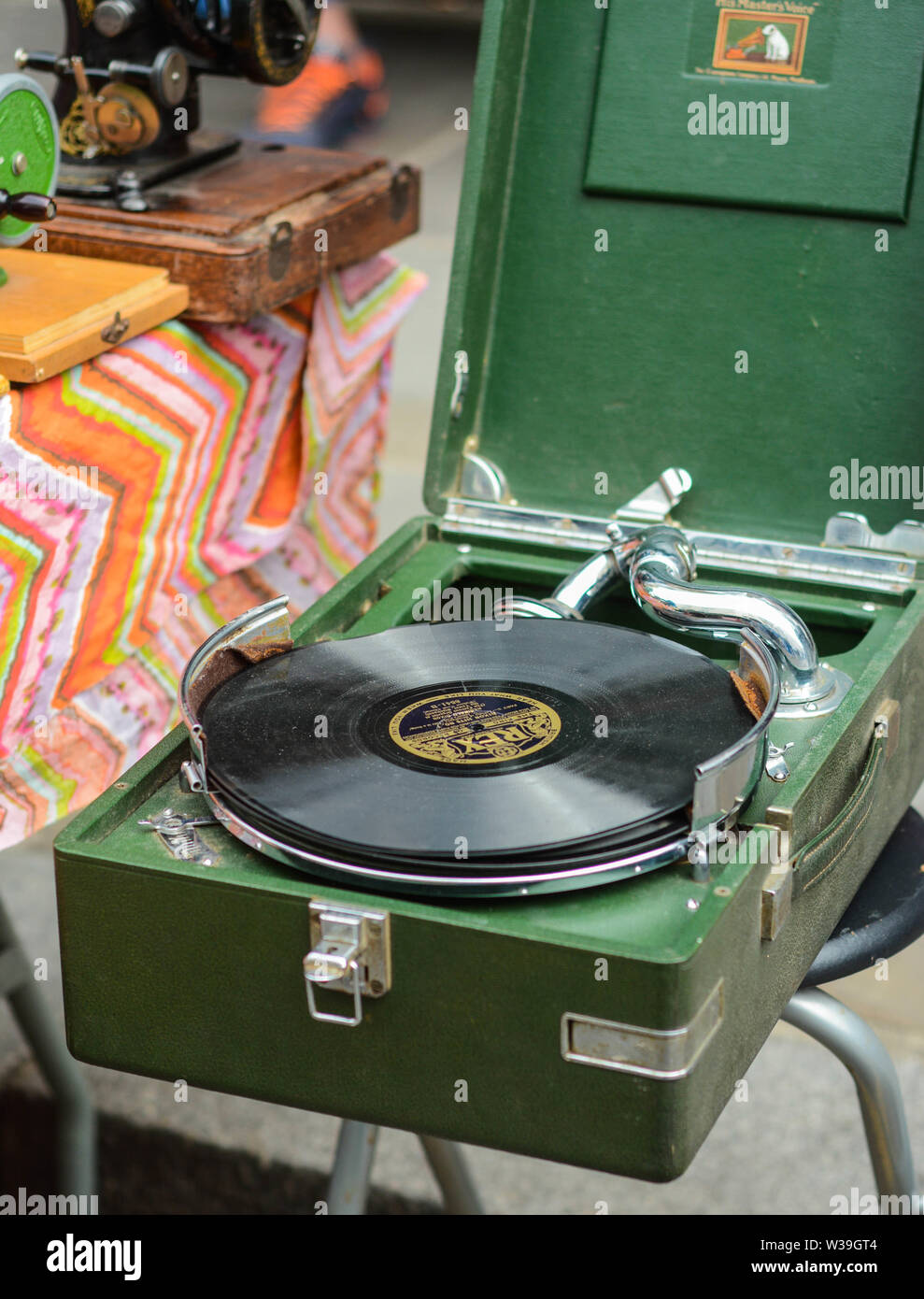 London, UK, 9. Juli 2019: Vintage vinyl Plattenspieler zum Verkauf an der Portobello Road Market Stockfoto