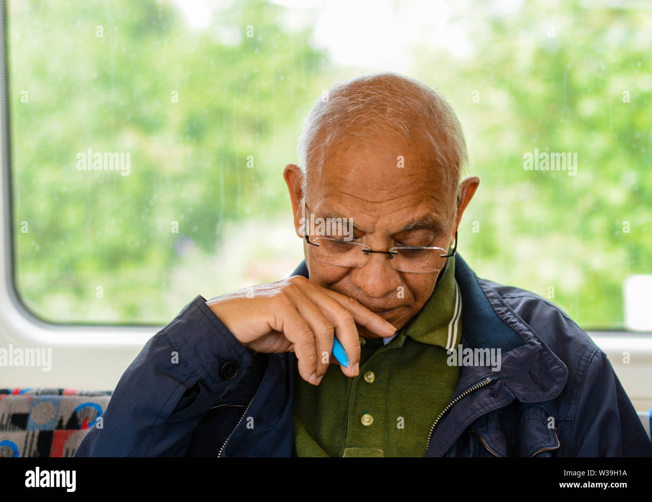 Porträt eines alten Mann im Zug Stockfoto