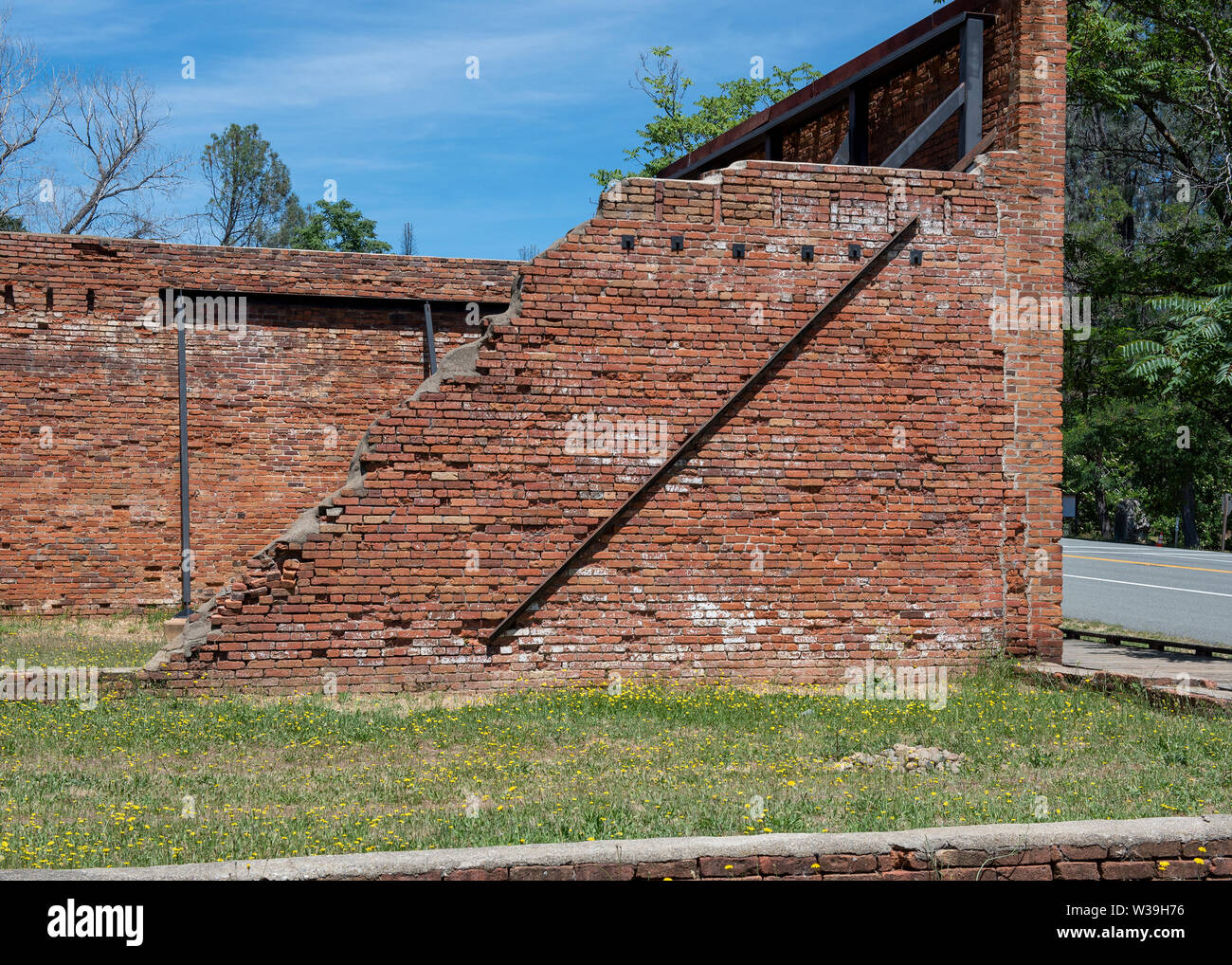 Historisches ziegelgebäude Ruinen von Shasta City, der LUSTVOLLEN "Queen City' von Kaliforniens nördlichen Bergbaugebiet, entlang der Autobahn 299 Stockfoto