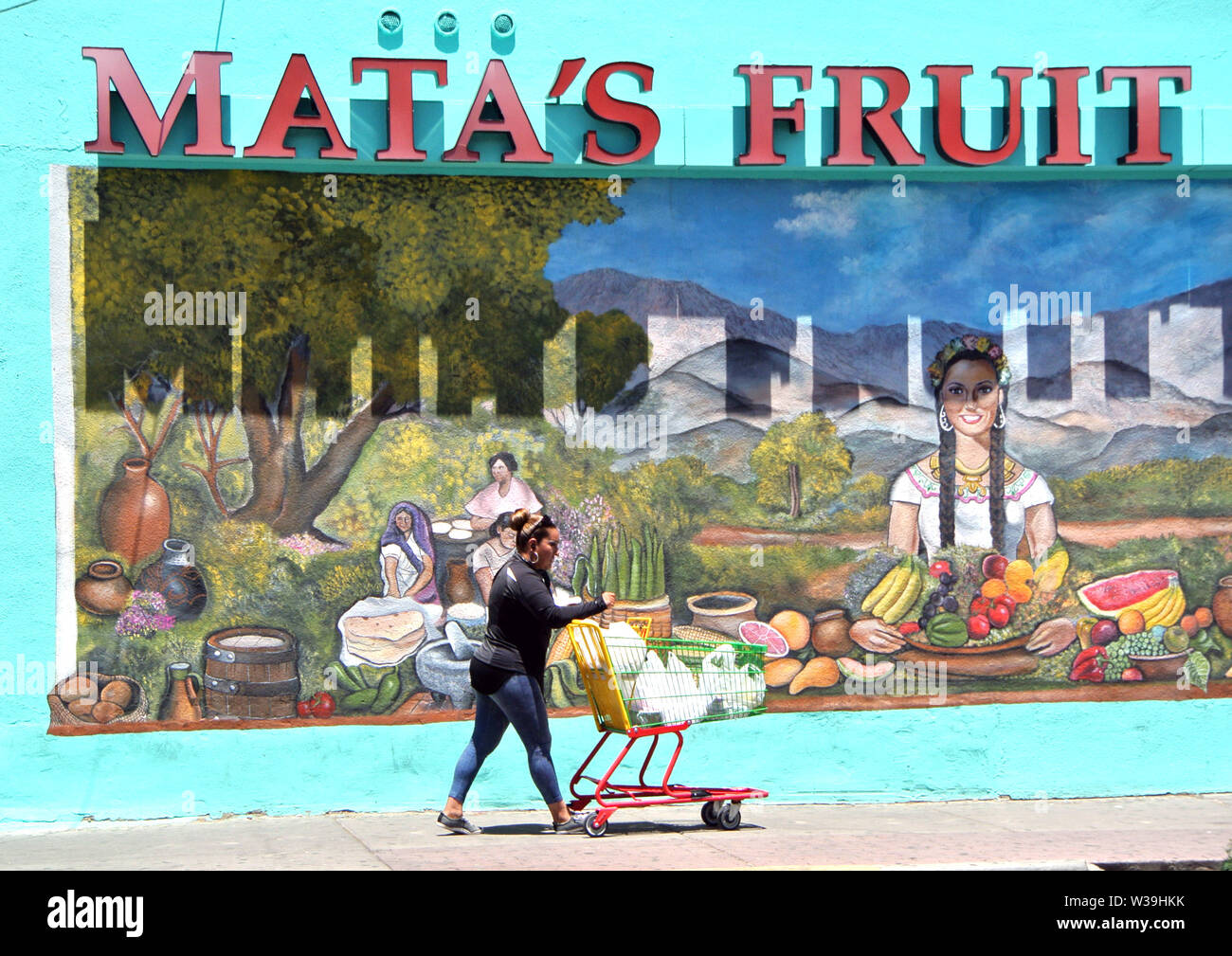 Dame schopft vor Fruchtmarkt-Wandbild Stockfoto