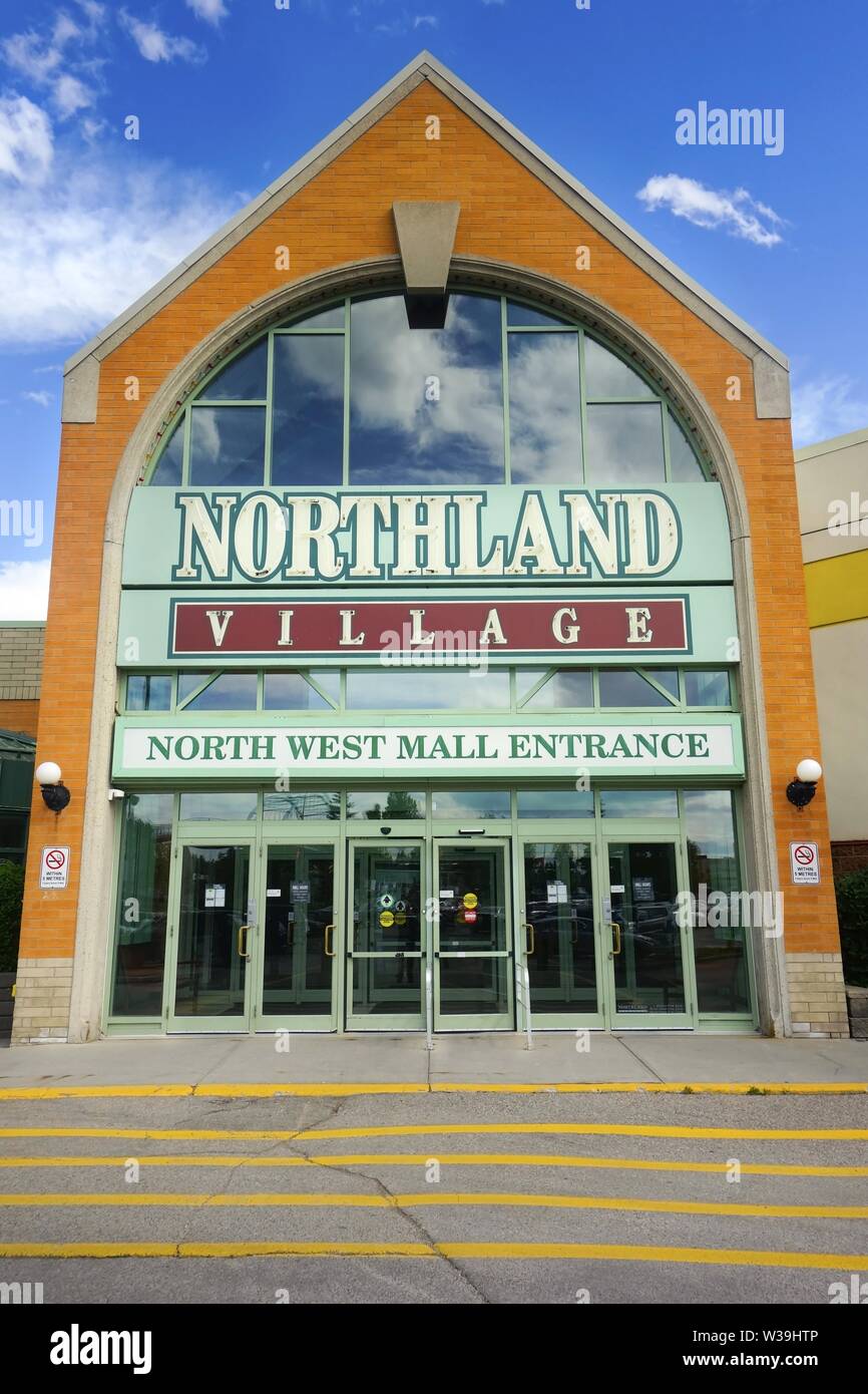 Eingangstür Northland Village Mall, ein Einkaufszentrum auf einer Ebene im Norden Westen von Calgary, Alberta Kanada Stockfoto