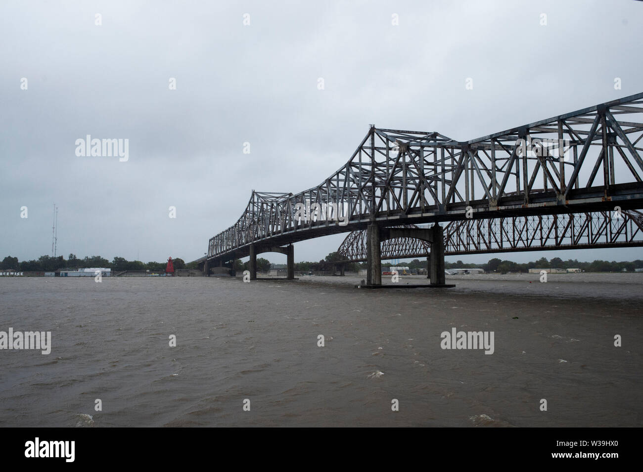 Starke Winde und Scharen von Regen markieren Sie die Ankunft des tropischen Sturms Barry in Morgan City, Louisiana zu landen. Städte entlang der Golfküste selbst Strebe für die erwarteten Hochwasser und starke Winde, die den Sturm begleiten, dass viele glauben machen wird um 12.00 Uhr landfall als Kategorie 1 Hurrikan. Stockfoto