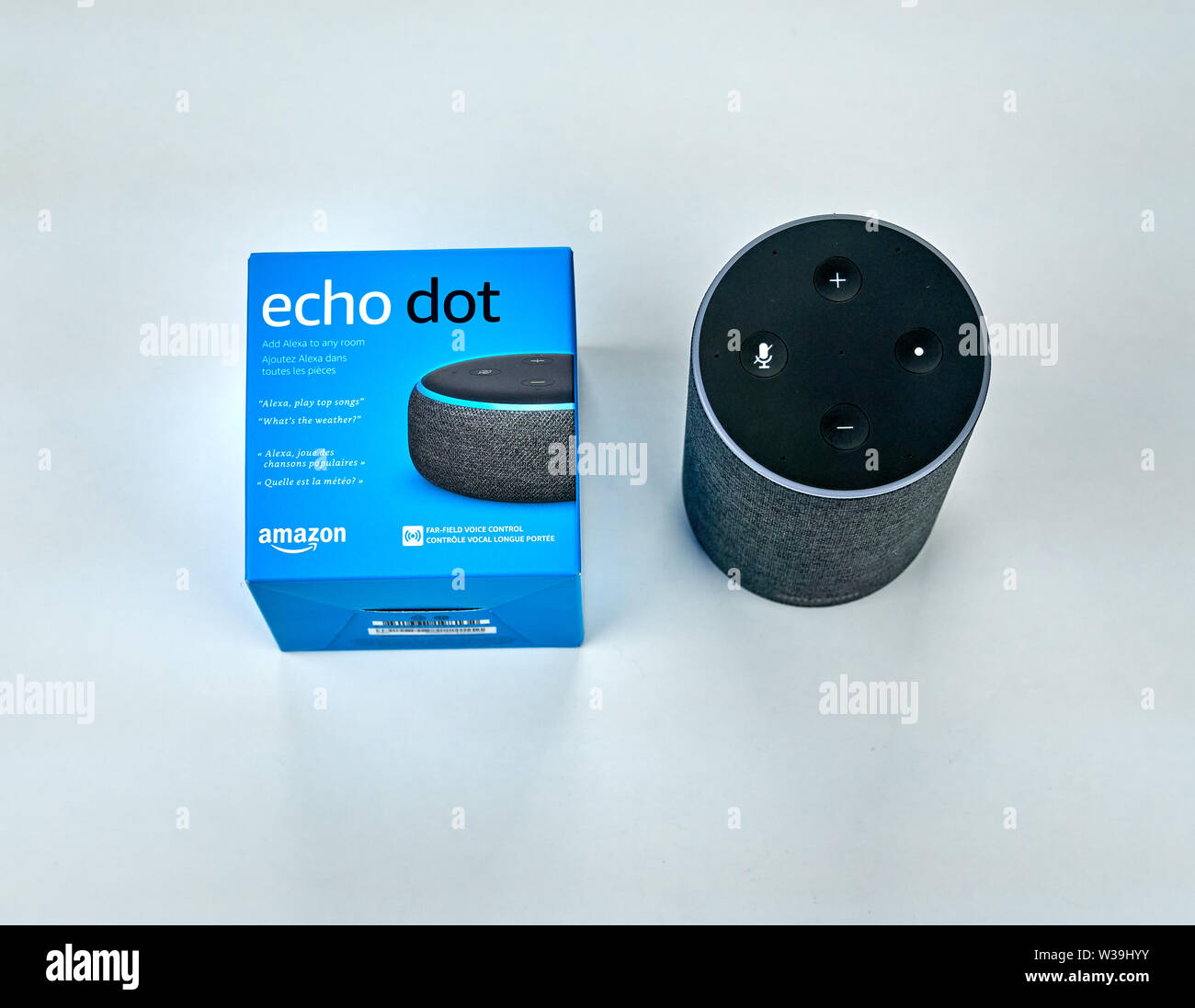 MONTREAL, KANADA - Dezember 17, 2018: Amazon Echo und Echo Dot mit Box mit weißem Hintergrund. Amazon Echo und Echo Dot sind eine Marke der smart Lautsprecher Stockfoto