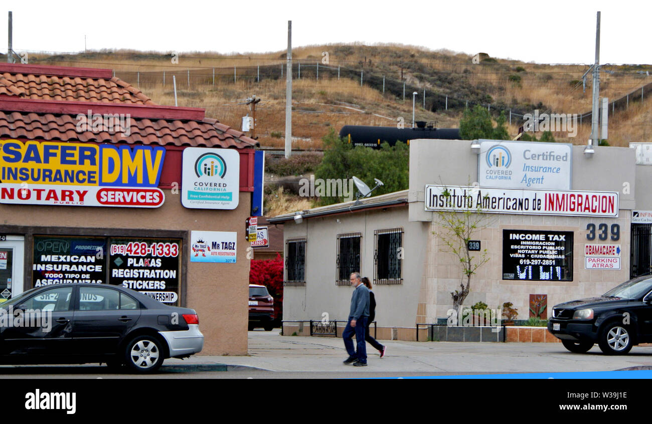 Hauptstraße von Nogales Arizona mit grenzzaun im Hintergrund Stockfoto