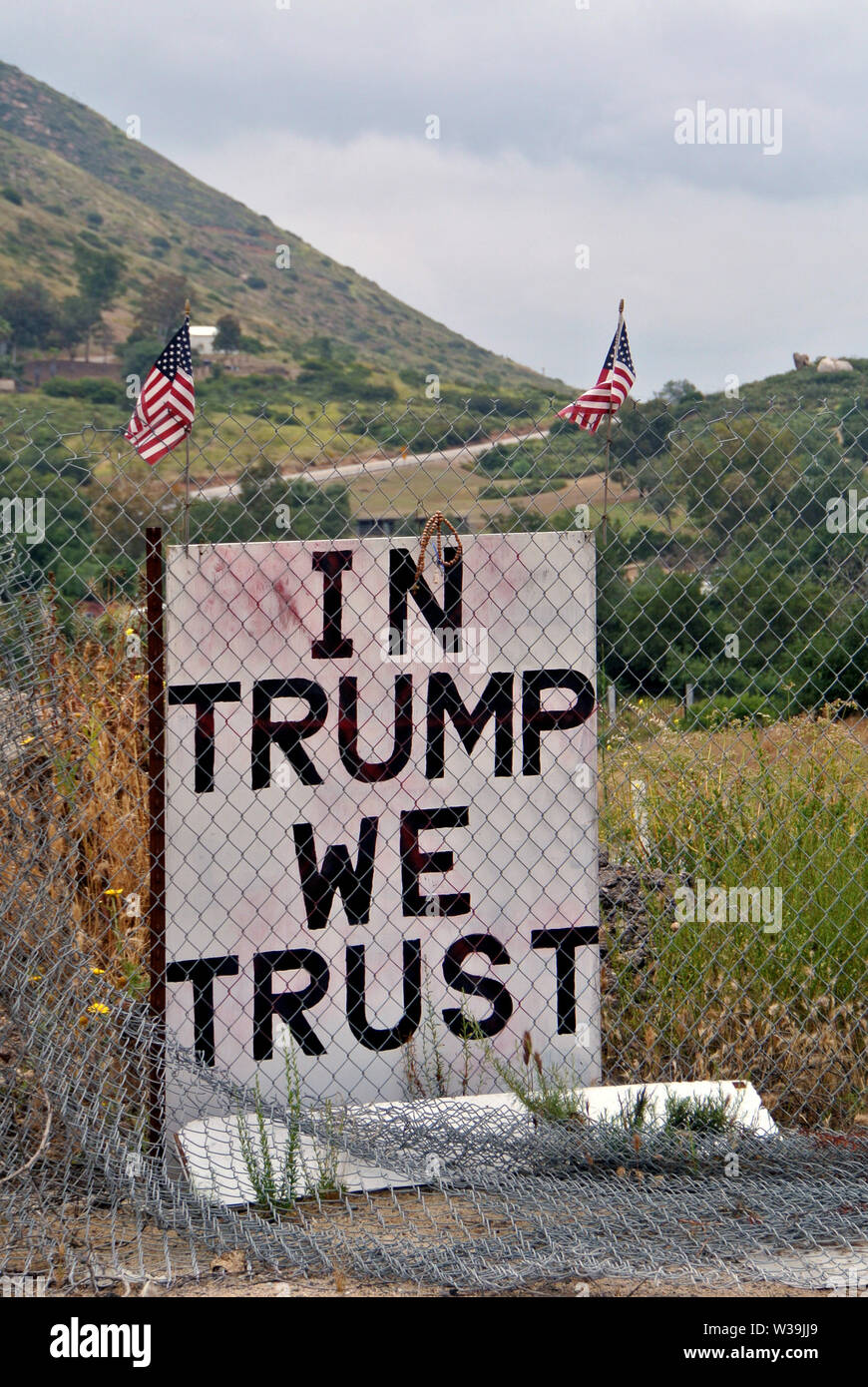 In Trump vertrauen wir dem Zeichen san Ysidro California Stockfoto