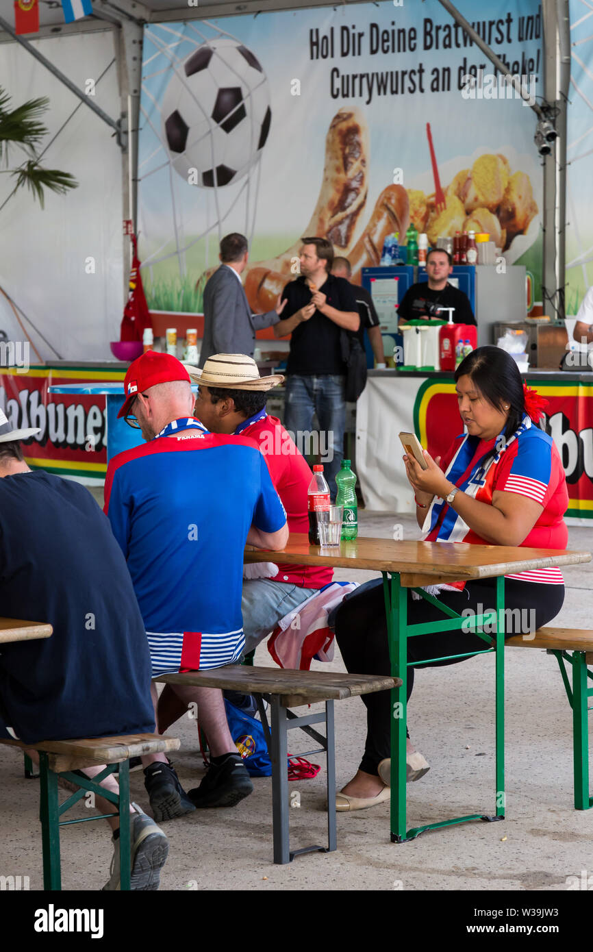 Fans der Panama Fussballnationalmannschaft sammeln in Vaduz, Liechtenstein zu den Spielen ihrer Mannschaft Belgien in der FIFA Fußball-Weltmeisterschaft 2018 auf der großen Leinwand zu sehen. Stockfoto