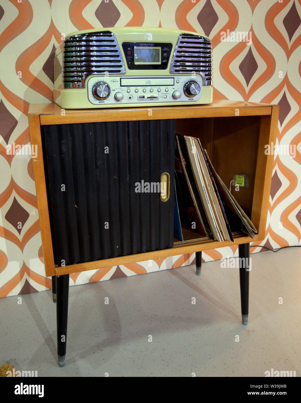 Glasgow, Schottland, Großbritannien, 13. Juli 2019. Mann auf dem Mond Ausstellung im Glasgow Science Centre zum 50. Jahrestag der ersten Mondlandung zu gedenken. Mit einem 60er-fühlen, ein Wohnzimmer mit einem Mond tv und Radio mit modischen Haushaltswaren, Gerard Fähre / alamy Leben Nachrichten Stockfoto