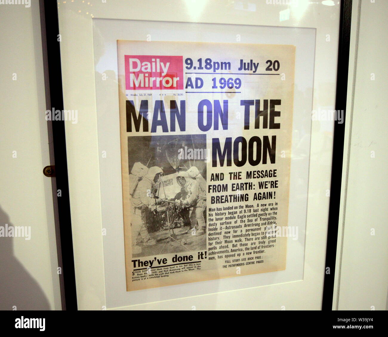 Glasgow, Schottland, Großbritannien, 13. Juli 2019. Mann auf dem Mond Ausstellung im Glasgow Science Centre zum 50. Jahrestag der ersten Mondlandung zu gedenken. Mit einem 60er-fühlen, ein Wohnzimmer mit einem Mond tv und Radio mit modischen Haushaltswaren, Gerard Fähre / alamy Leben Nachrichten Stockfoto