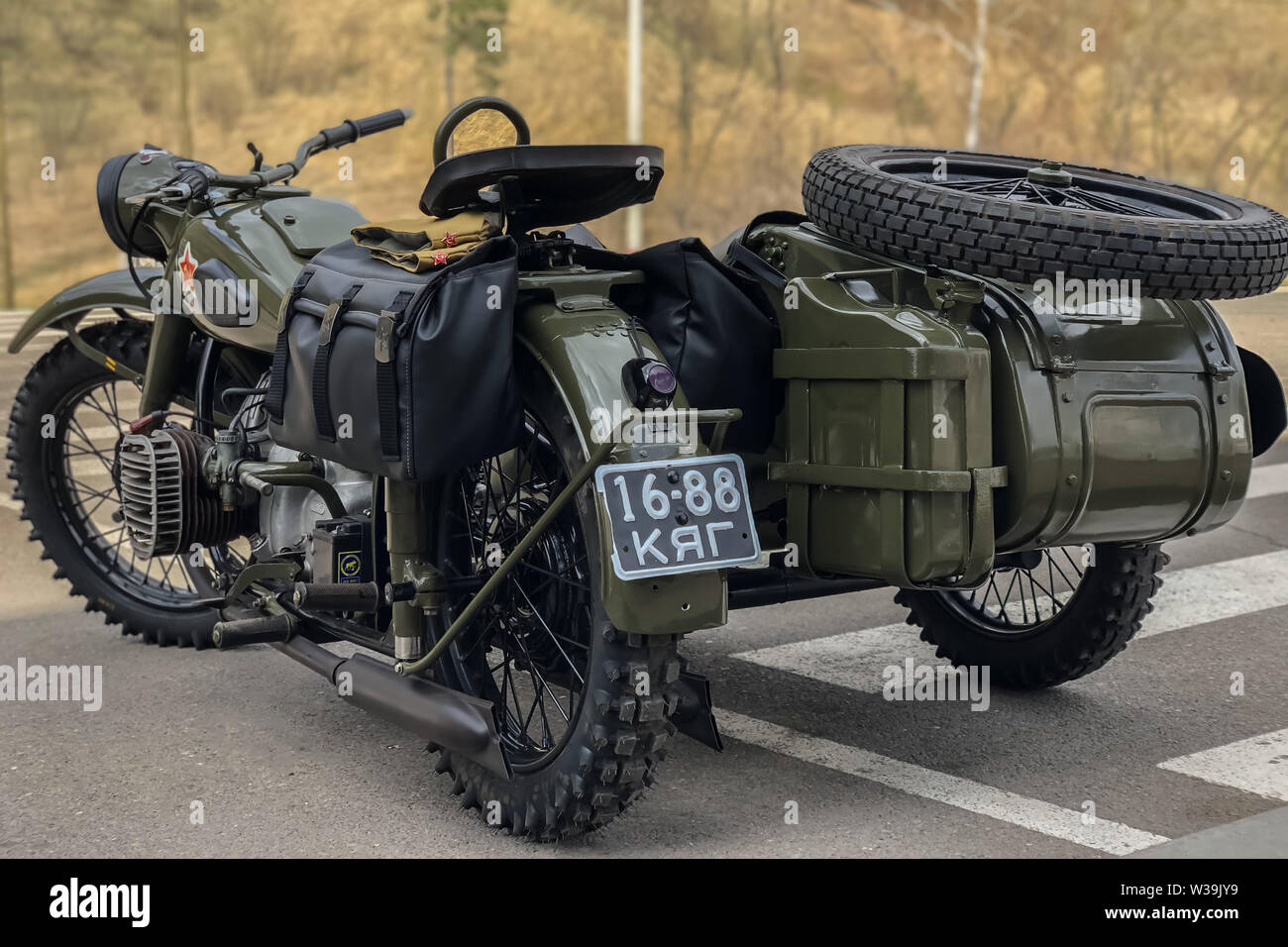 Russische retro Motorrad URAL khaki. Moto während des Zweiten Weltkriegs mit den sowjetischen Symbole Stockfoto