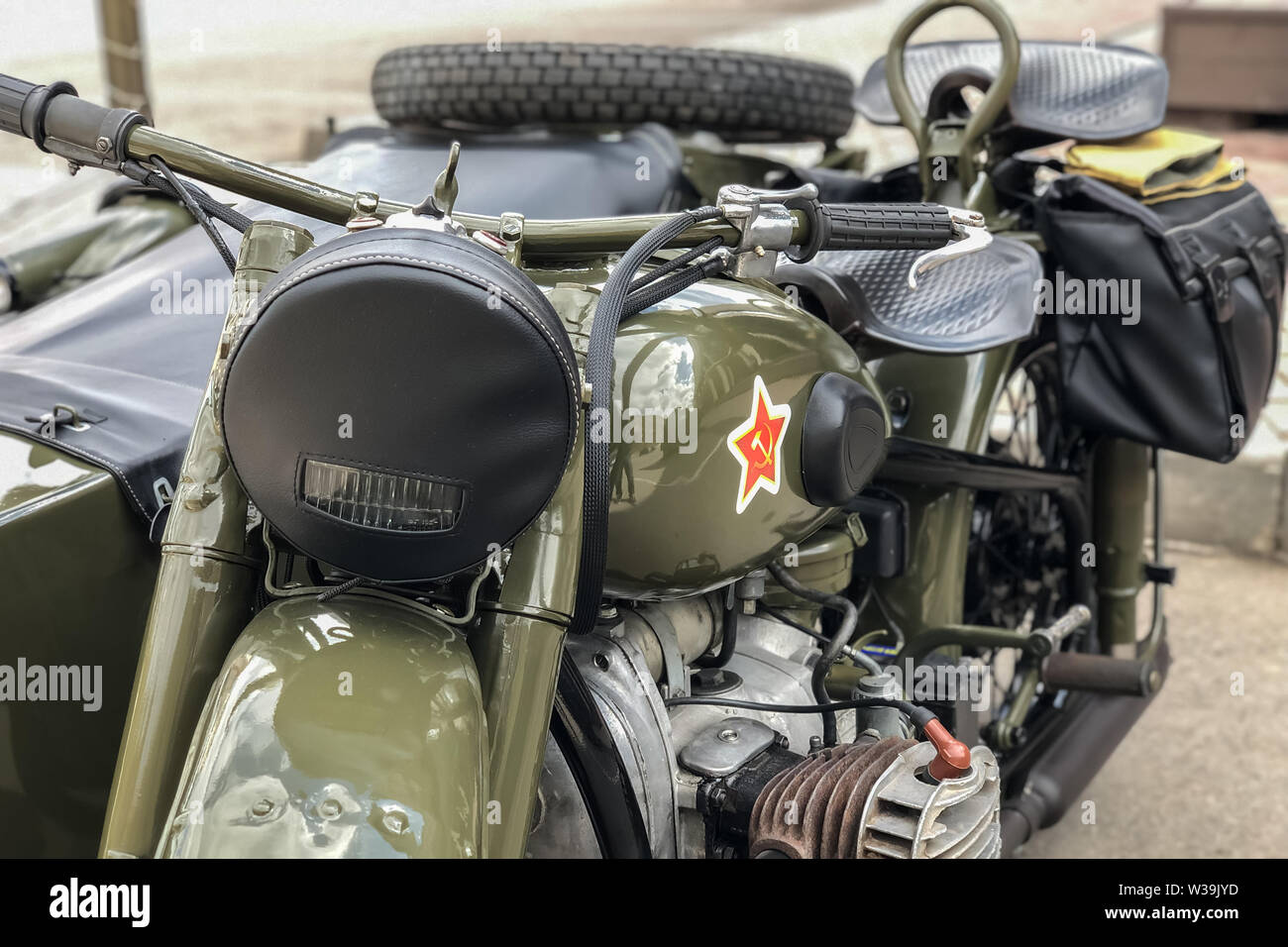 Russische retro Motorrad URAL khaki. Moto während des Zweiten Weltkriegs mit den sowjetischen Symbole. Stockfoto