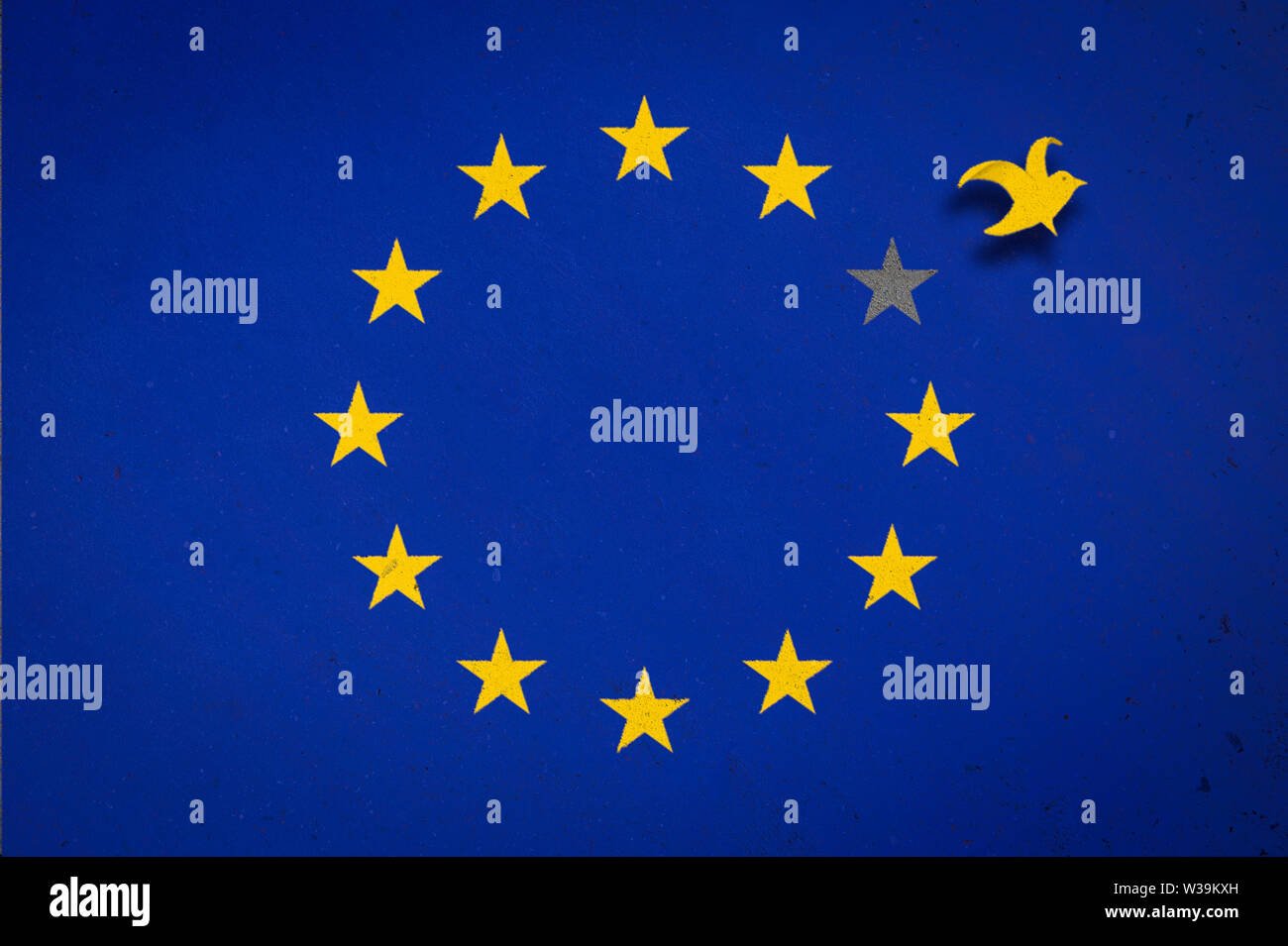 Grunge EU Europäische Union Flag mit einzelnen Stern Wegfliegen zu Brexit Freiheit auf strukturierte Betonwand Hintergrund Stockfoto