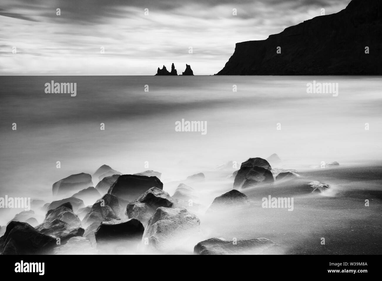 Island im Sommer. Bildende Kunst-Phorographie, schwarz-weiß, Langzeitbelichtung. Foto im Querformat Stockfoto