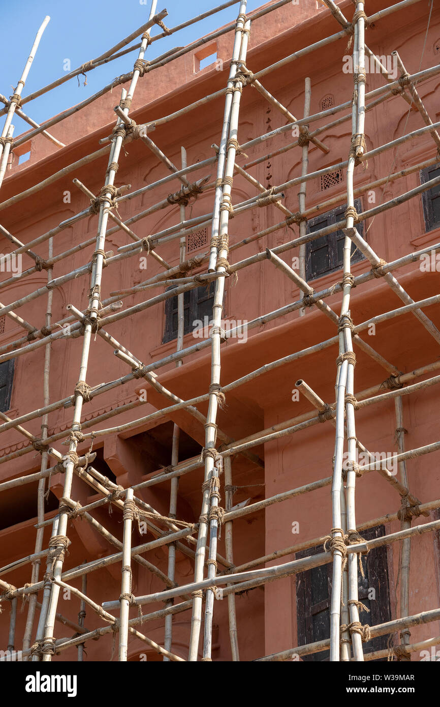 Bambus Gerst am Haus, Renovierung. Gerst am Gebude, rosa Wand und  Fenster. Gerstsystem im Bau. Jaipur, Indien Stockfotografie - Alamy