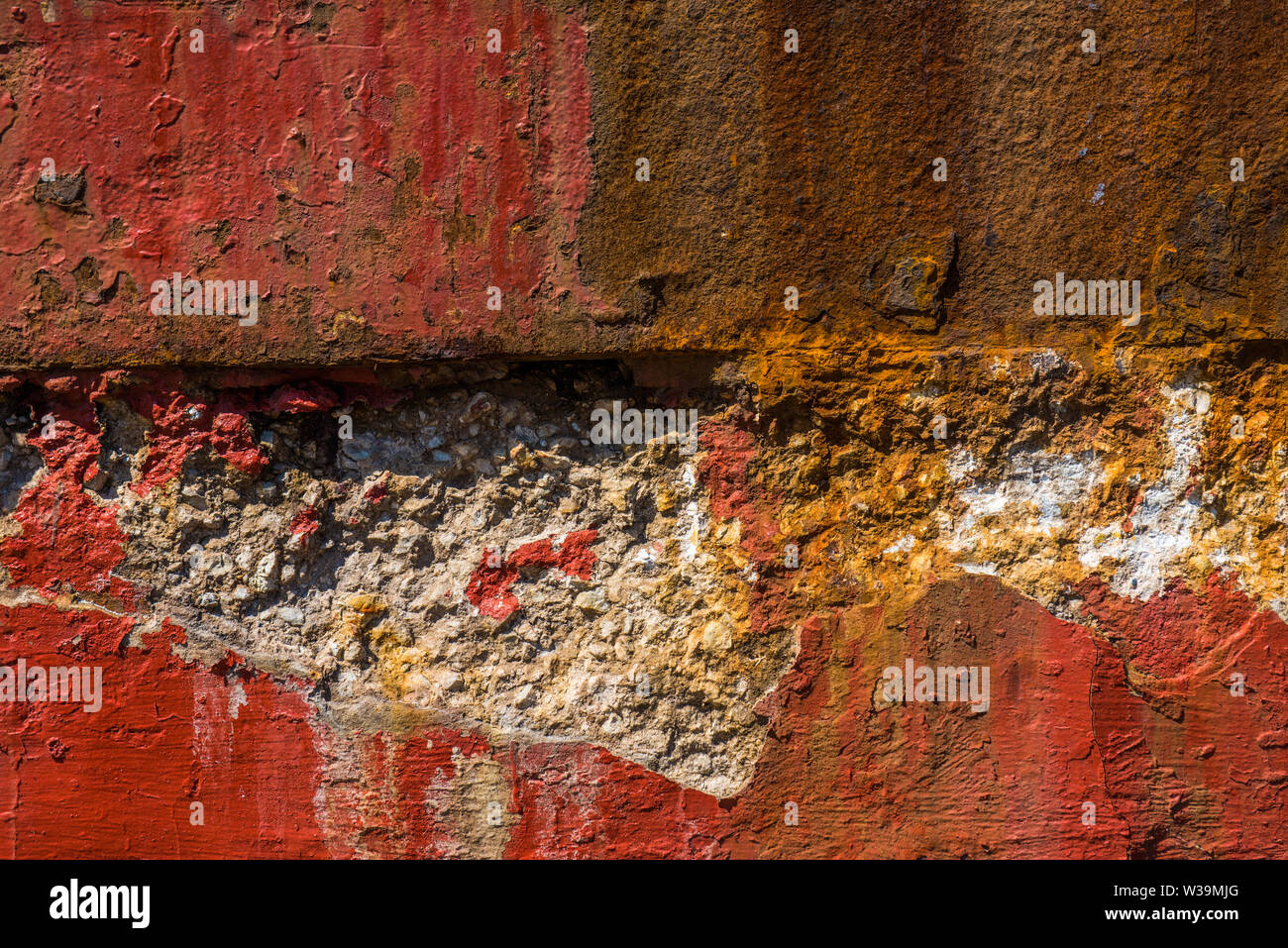 Alt, abgenutzt, verwitterte, rot lackiert, verrostete Beton. Stockfoto