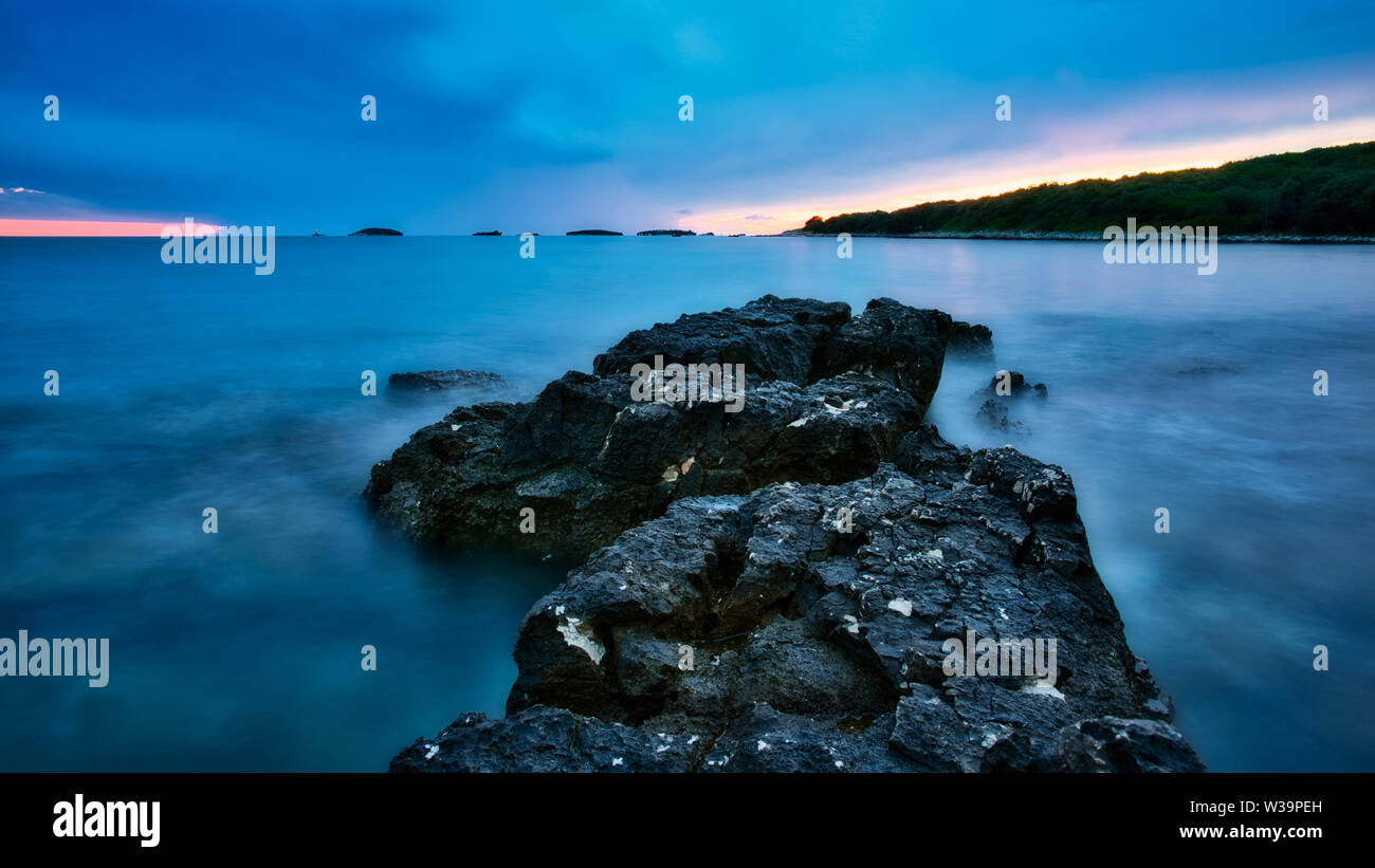 Vestar Strand Felsen in Kroatien nach Sonnenuntergang Stockfoto