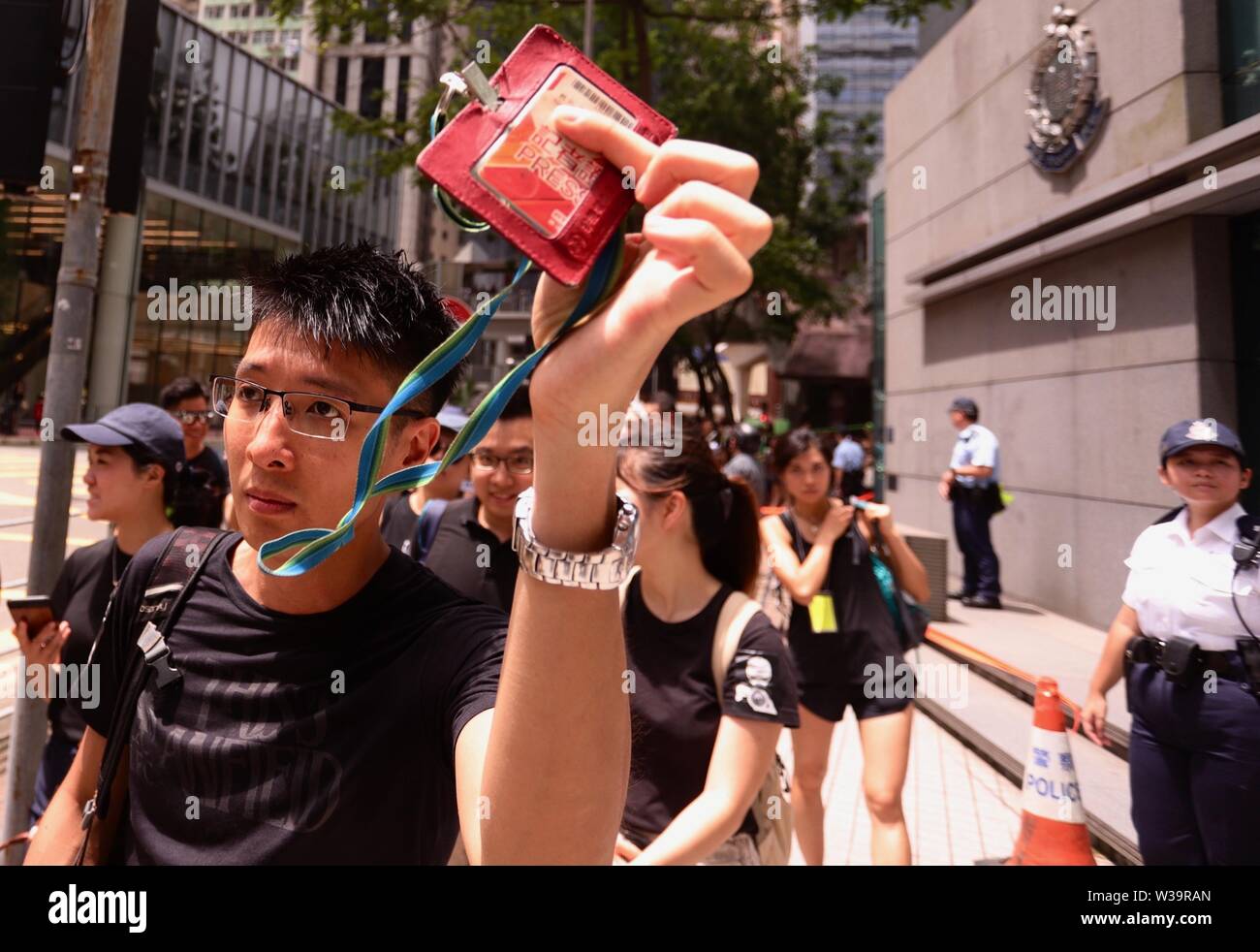 Hongkong, China. 14. Juli, 2019. Mitglied der drücken Sie die Taste Display drücken Sie die Taste ID als Geste der stillen Protest, als er vergangenen März Hong Kong Polizeipräsidium. Etwa mehr als hundert lokalen Mitglieder der Presse aus Sieben Media Gruppen zu einer Demonstration heute verurteilen die Brutalität der Polizei gegen medias Aufruf für die Verteidigung der Pressefreiheit in Hong Kong. Juli-14, 2019 Hong Kong. ZUMA/Liau Chung-ren Credit: Liau Chung-ren/ZUMA Draht/Alamy leben Nachrichten Stockfoto