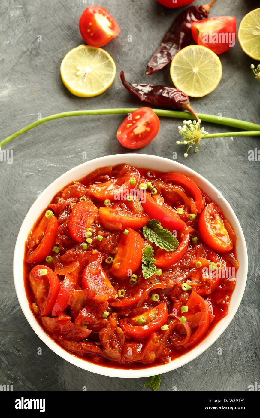 Hausgemachte vegan Diät Teller - Tomaten Curry - Indische Rezepte. Stockfoto