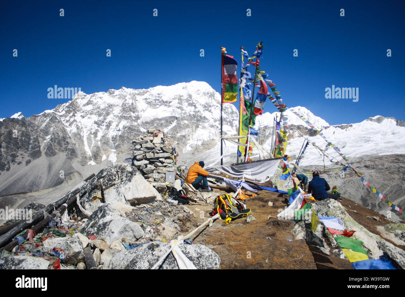 Tsergo Ri (4984 m) liegt unmittelbar über Kyanjin Gompa. Die herrliche Aussicht auf die Gletscher des Himalaya sind beeindruckend. Stockfoto