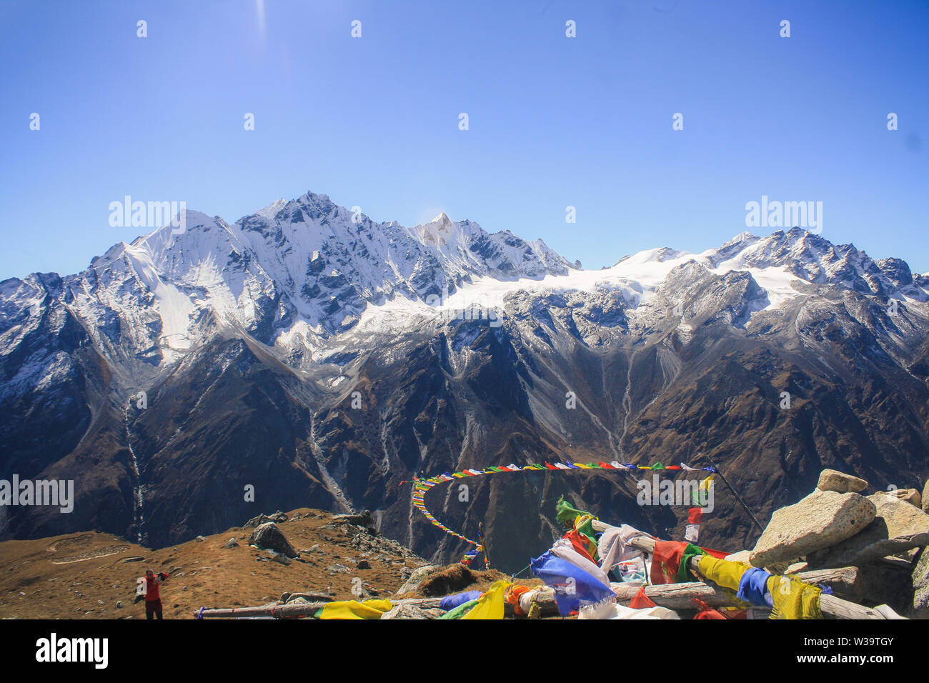 Tsergo Ri (4984 m) liegt unmittelbar über Kyanjin Gompa, Langtang Tal mit der beeindruckenden herrlichen Blick auf die Gletscher und den Himalaya. Stockfoto