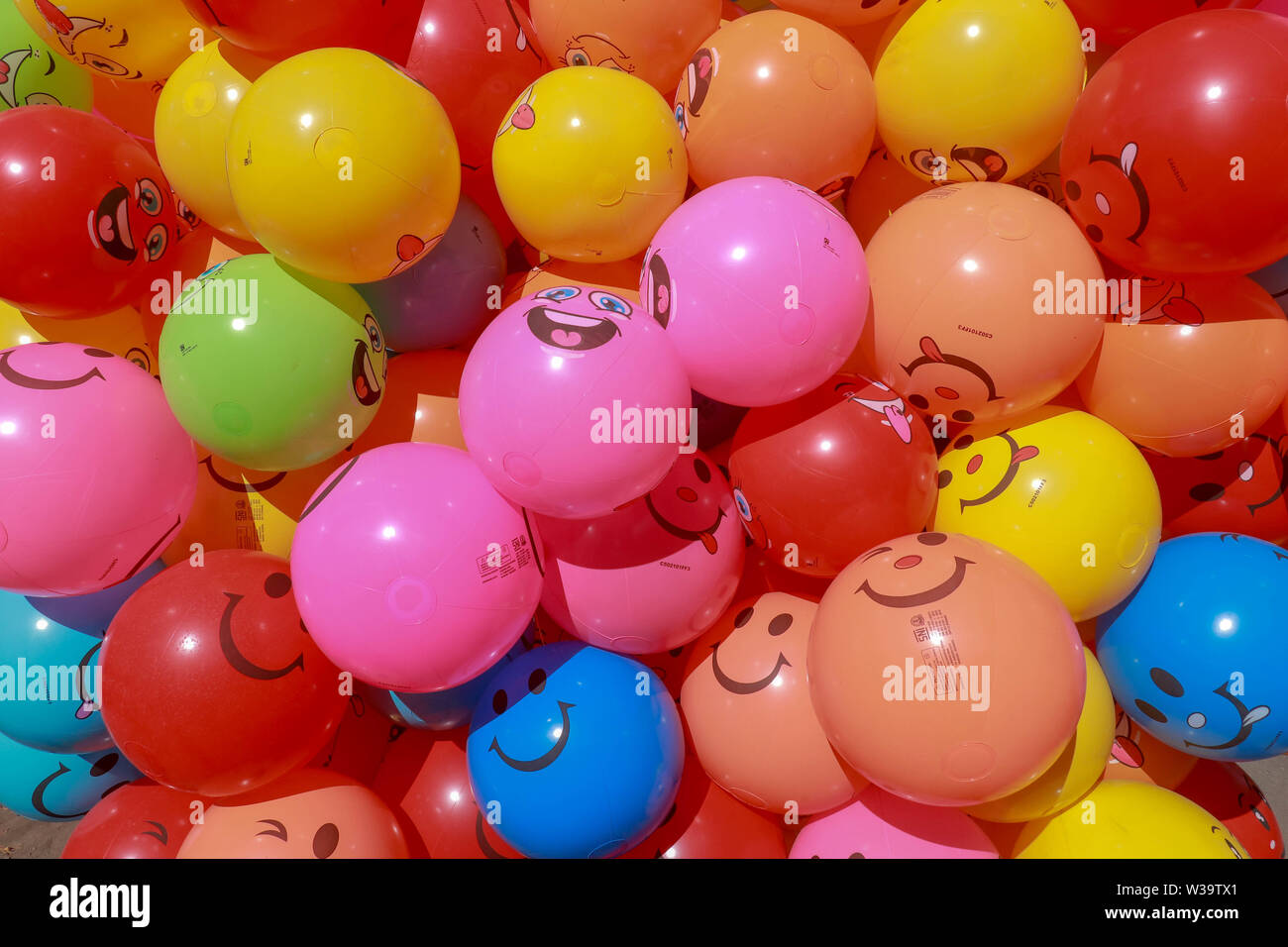 Bunte Luftballons mit Helium gefüllt für die Freude der Kinder. Aufblasbare  Geburtstag ballon Luftballons. Bereit für die Feier Party. Lachende Kugel  Stockfotografie - Alamy
