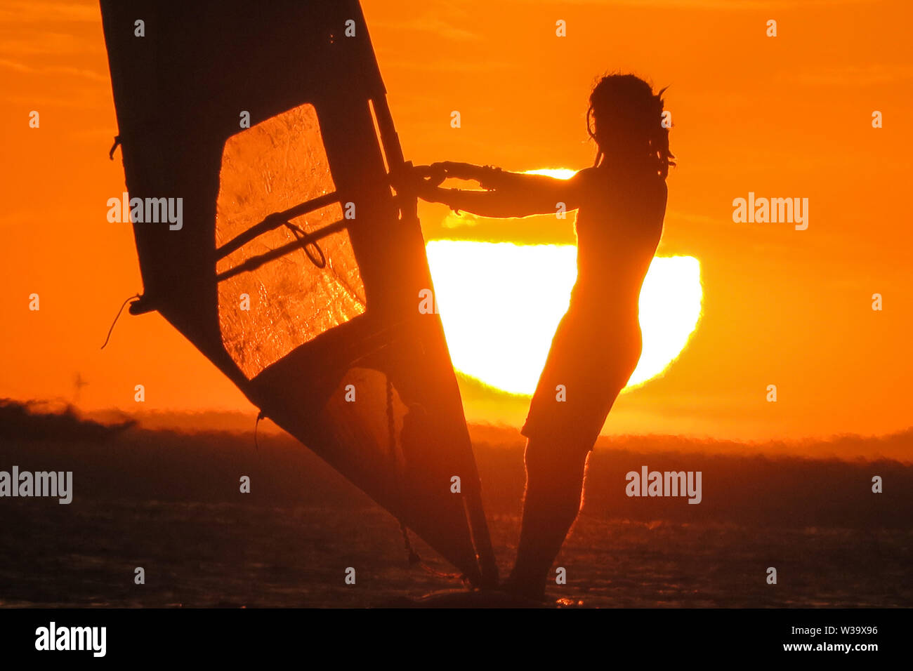 Windsurfen in den Sonnenuntergang auf Port Phillip Bay Melbourne Australien Stockfoto
