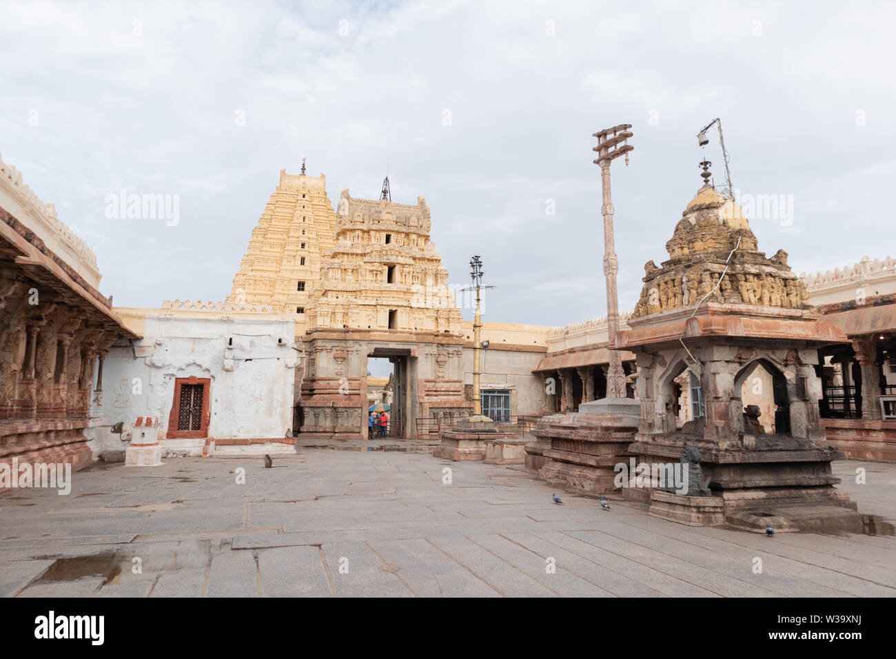 Hampi, Indien Juli 8, 2019: Innere Ansicht der Virupaksha oder Pampapati Tempel in Hampi, Karnataka, Indien Stockfoto