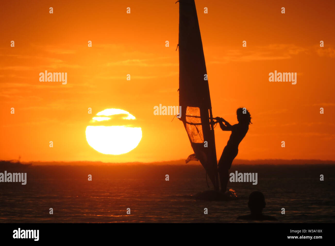 Ein Windsurfer Segeln in den Sonnenuntergang auf Port Phillip Bay Melbourne. Stockfoto