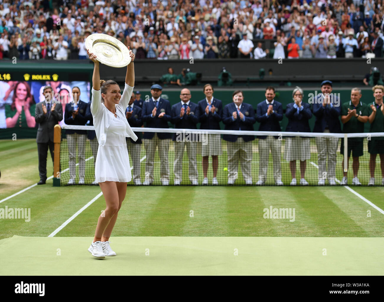 Peking, Großbritannien. 13. Juli, 2019. Simona Halep Rumäniens hält die Trophäe, nachdem er singles der Frauen Finale mit Serena Williams aus den Vereinigten Staaten am 2019 Wimbledon Tennis Championships in London, Großbritannien, 13. Juli 2019. Credit: Lu Yang/Xinhua/Alamy leben Nachrichten Stockfoto