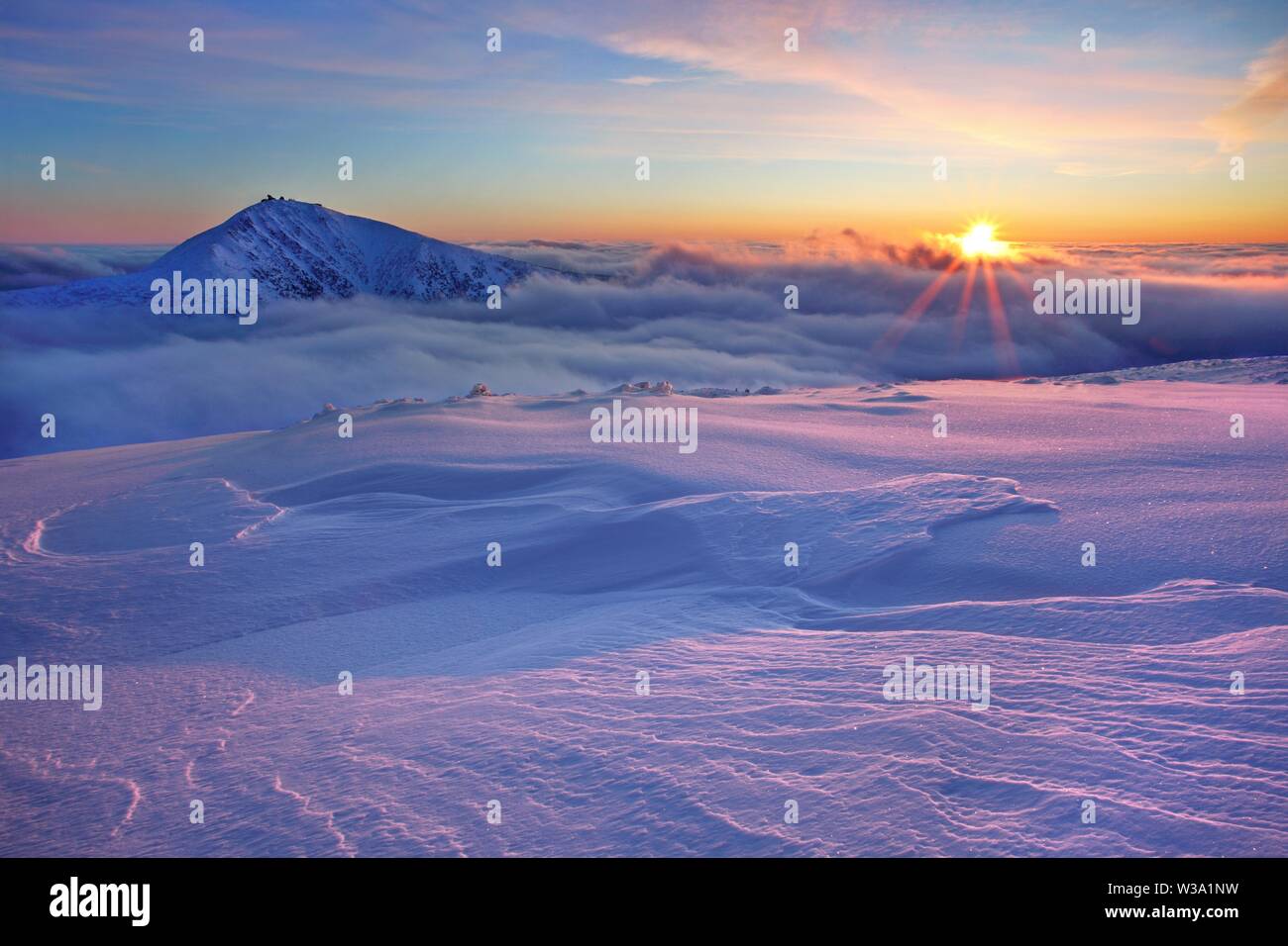 Sonnenaufgang Blick auf Pec pod Snezkou im Riesengebirge im Winter. Tschechische Republik. Morgenpanorama vom Fußweg zum Gipfel von Snezka Stockfoto