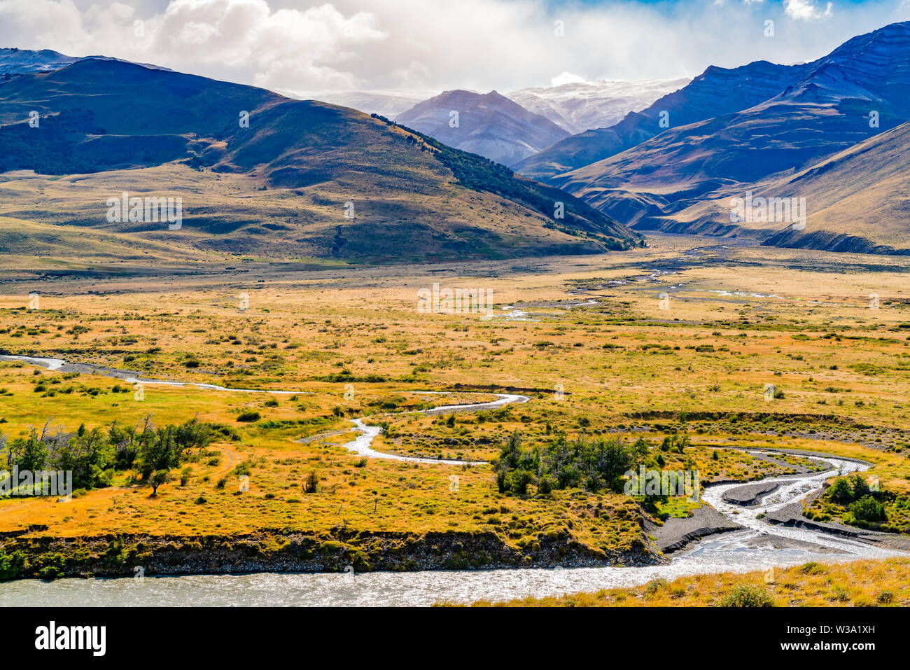 Die natürliche Landschaft der Nationalpark Los Glaciares mit hohen Berg und Fluss in El Chalten, Argentinien Stockfoto