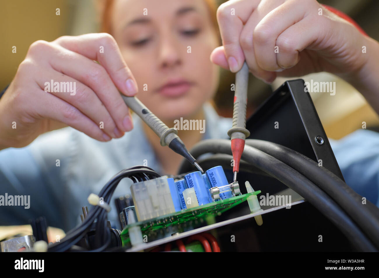 Frau mit angeschlossenen Kabeln Stockfoto