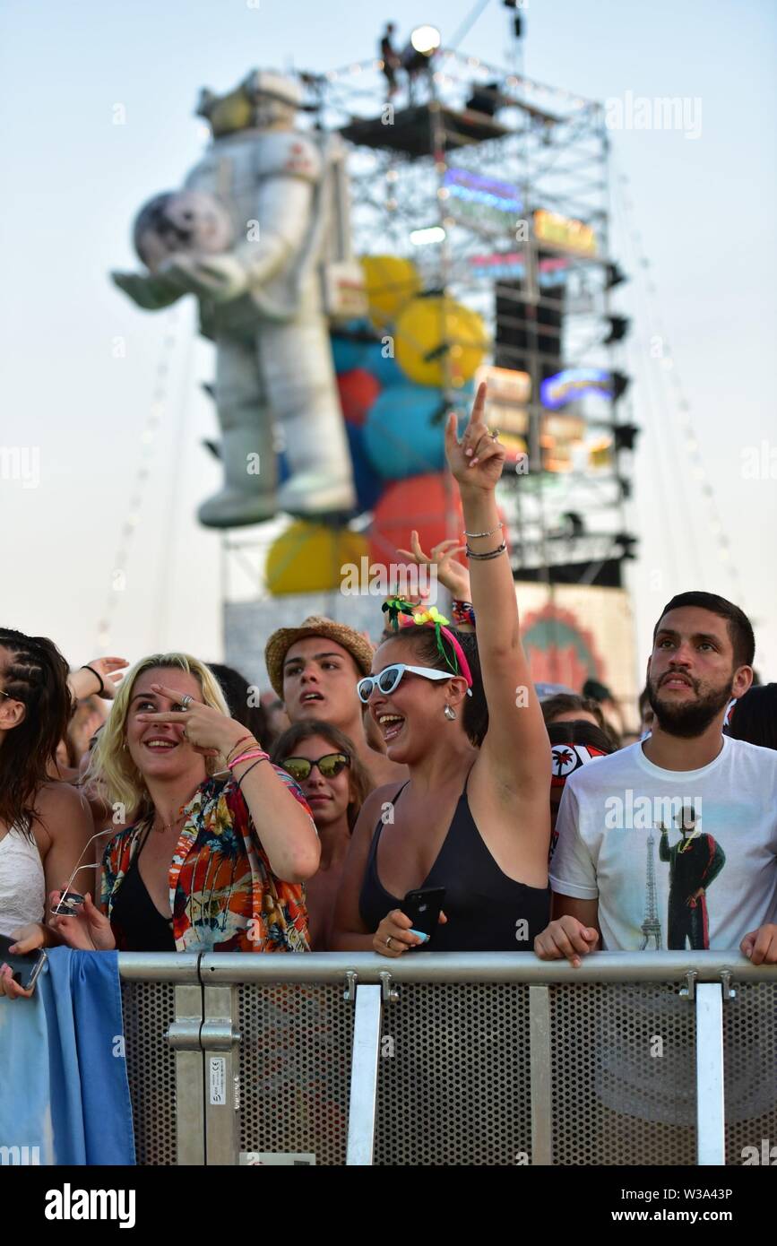 Vico Equense, Italien. 13. Juli, 2019. Jovanotti Fans während des Konzerts am Lido Fiore Flava Strand in Castel Volturno (Caserta) für seine spezielle Tour "JOVA BEACH PARTY", an der berühmtesten italienischen Strände. Credit: Paola Visone/Pacific Press/Alamy leben Nachrichten Stockfoto