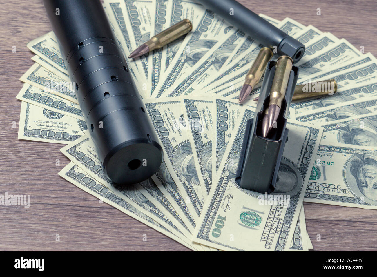 Rifle barrel, Unterdrücker und Patronen auf den Dollar. Konzept für Kriminalität, Mord, Mörder, Terrorismus, Krieg, globalen Waffenhandel, Waffen Stockfoto