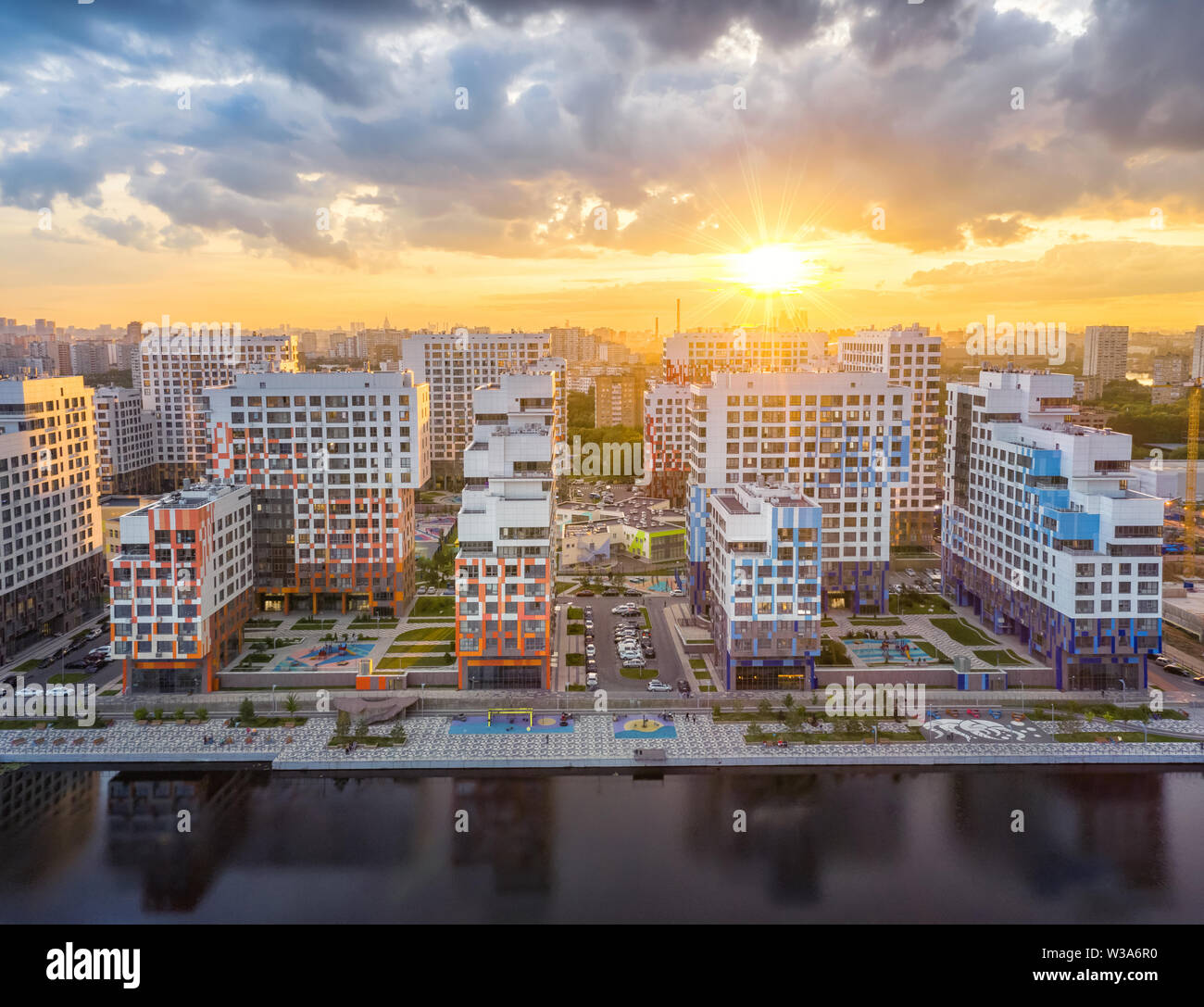 Moskau Russland. Luftbild der neuen modernen Wohngebäuden auf Sonnenuntergang in Nagatinsky Zaton Bezirk Stockfoto