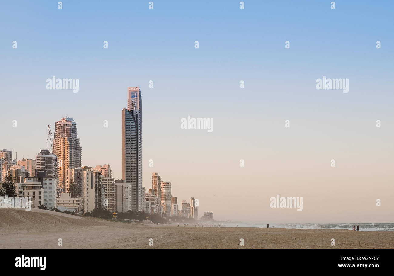 Die frühe Morgensonne leuchtet die Wohn- Hochhäuser, die sich durch das Ufer der Gold Coast in Australien. Stockfoto