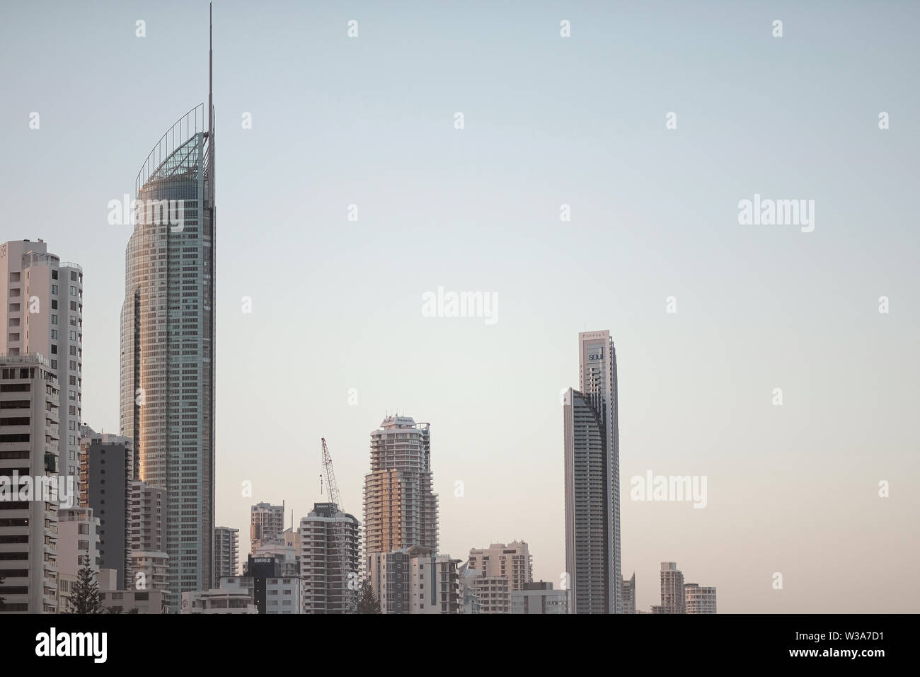 Die frühe Morgensonne leuchtet die Q1 Turm Hochhaus, die an den Ufern der Gold Coast in Australien sitzt. Stockfoto