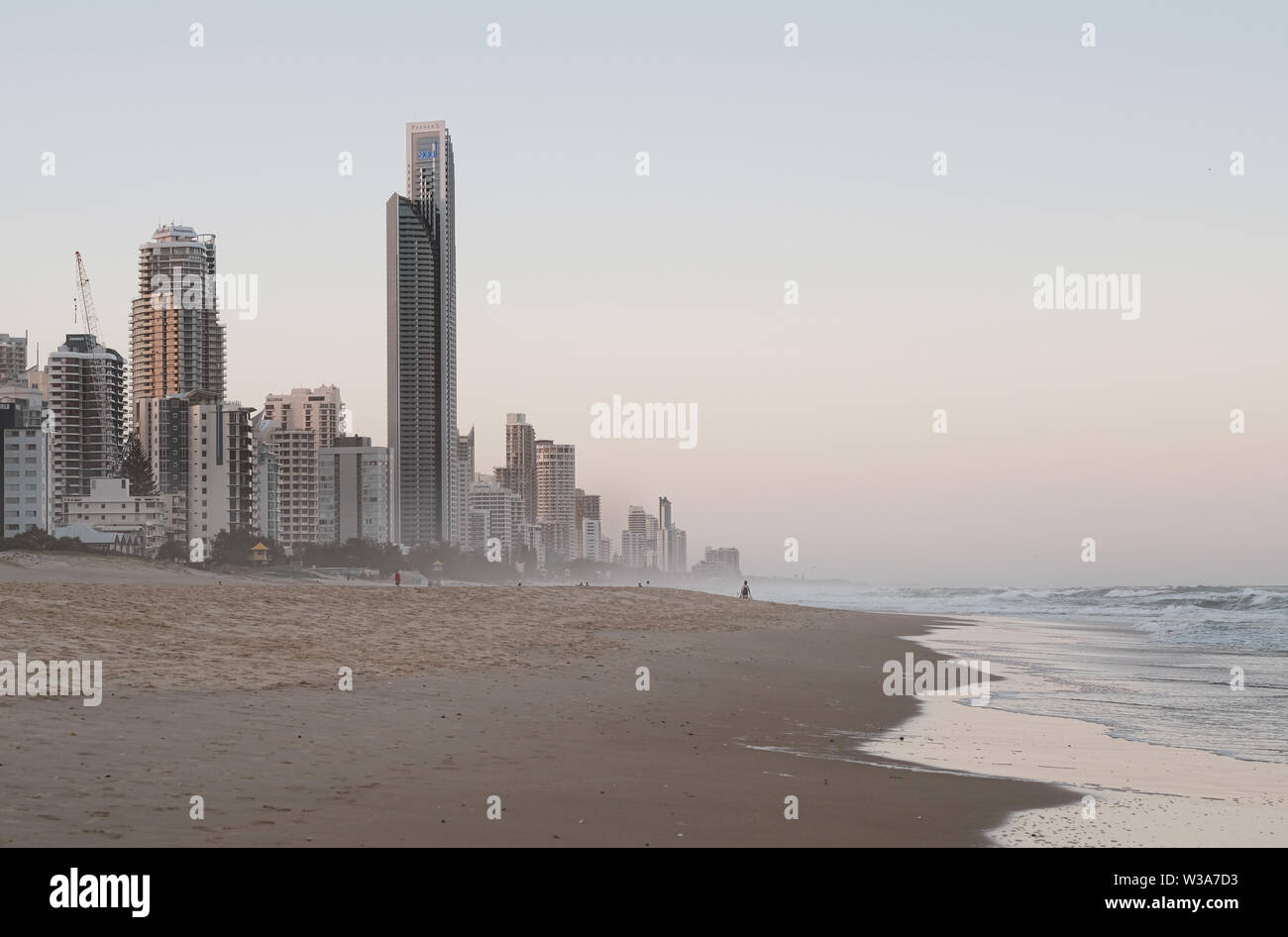 Die frühe Morgensonne leuchtet die Wohn- Hochhäuser, die sich durch das Ufer der Gold Coast in Australien. Stockfoto