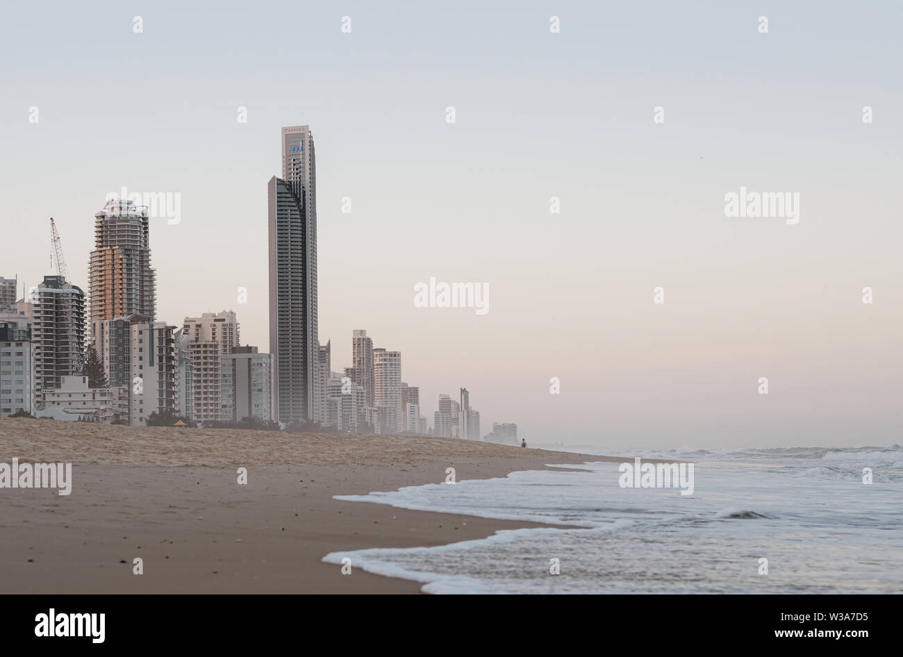 Die frühe Morgensonne leuchtet die Wohn- Hochhäuser, die sich durch das Ufer der Gold Coast in Australien. Stockfoto