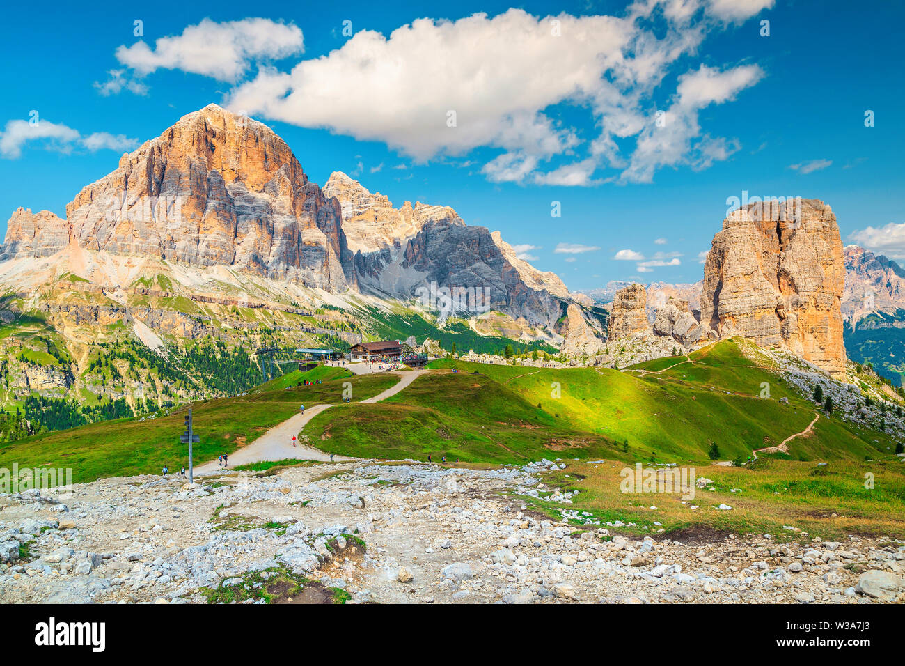 Fantastische Landschaft mit schönen Berge. Beliebte Wanderwege mit malerischen hohen Berge in der Nähe von Cinque Torri Felsformationen, Dolomiten, Ital Stockfoto