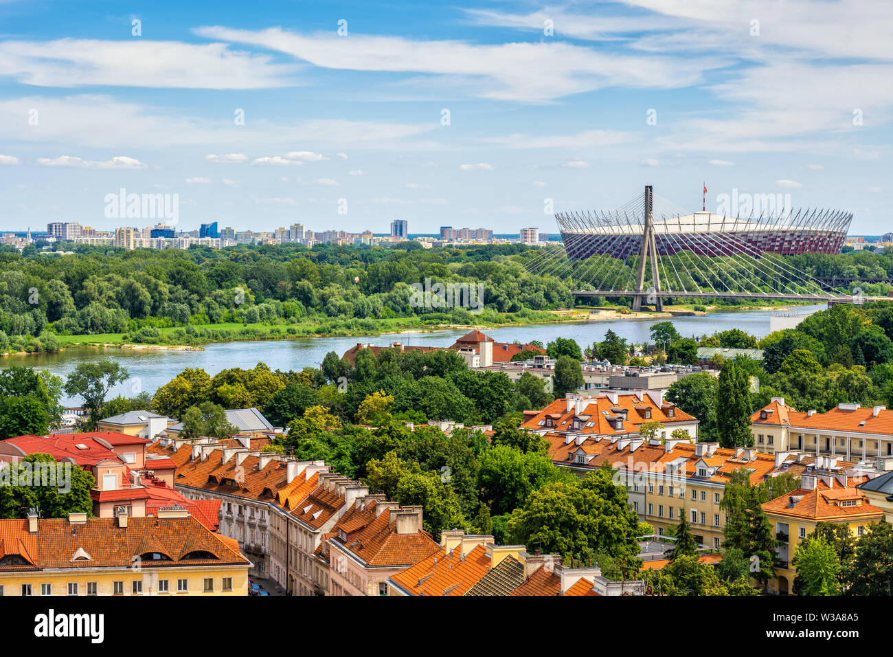 Stadt Warschau in Polen, grüne Stadtlandschaft entlang der Weichsel mit alten Häusern und National Stadium am fernen Ende auf. Stockfoto