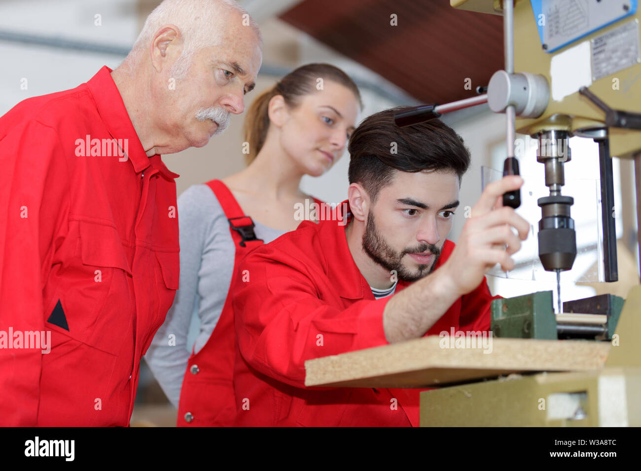 Ingenieur Ausbildung weiblicher Auszubildender auf Fräsmaschine Stockfoto