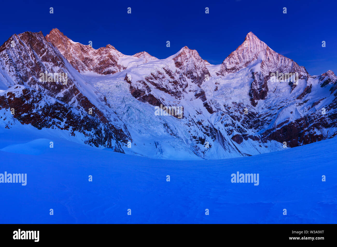 Blick auf verschneite Landschaft mit Dent Blanche und Weisshorn in den Schweizer Alpen bei Zermatt. Panorama des Weisshorns Stockfoto