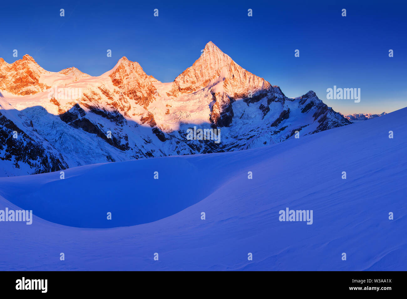 Blick auf verschneite Landschaft mit Dent Blanche und Weisshorn in den Schweizer Alpen bei Zermatt. Panorama des Weisshorns Stockfoto