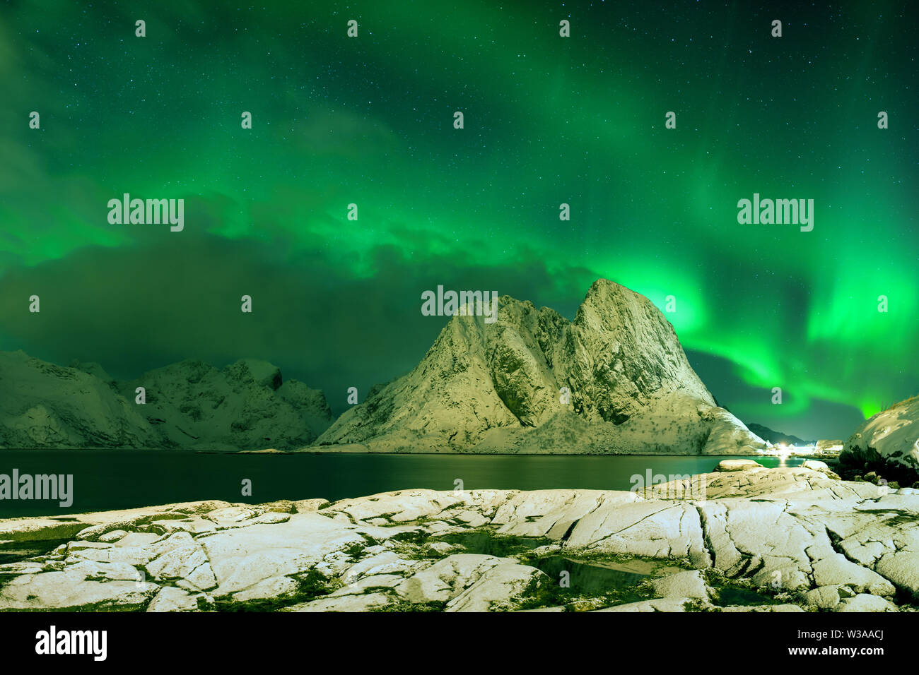Aurora Borealis auf den Lofoten, Norwegen. Grüne Nordlichter über den Bergen. Nachthimmel mit