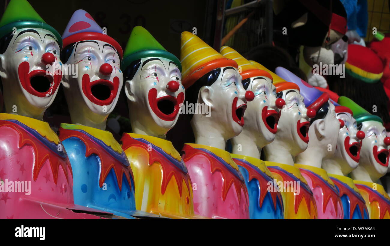 Queensland, Australien. Karneval clown Gesichter in einem sideshow. Stockfoto