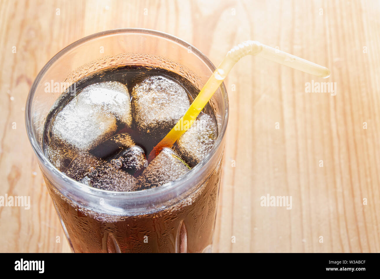 Eisig kalten Getränk im Glas, Ansicht von oben. Glas kühles Mineral Drink mit Eis auf einem Holztisch, Nahaufnahme Stockfoto