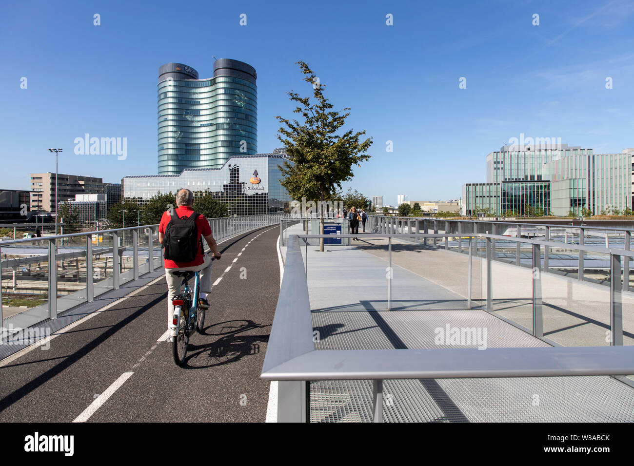 Utrecht, Niederlande, die Moreelsebrug, Fußgänger und Radfahrer Brücke über die Gleise der Utrecht Centraal, Hauptbahnhof, Rabobank Gebäude, Stockfoto
