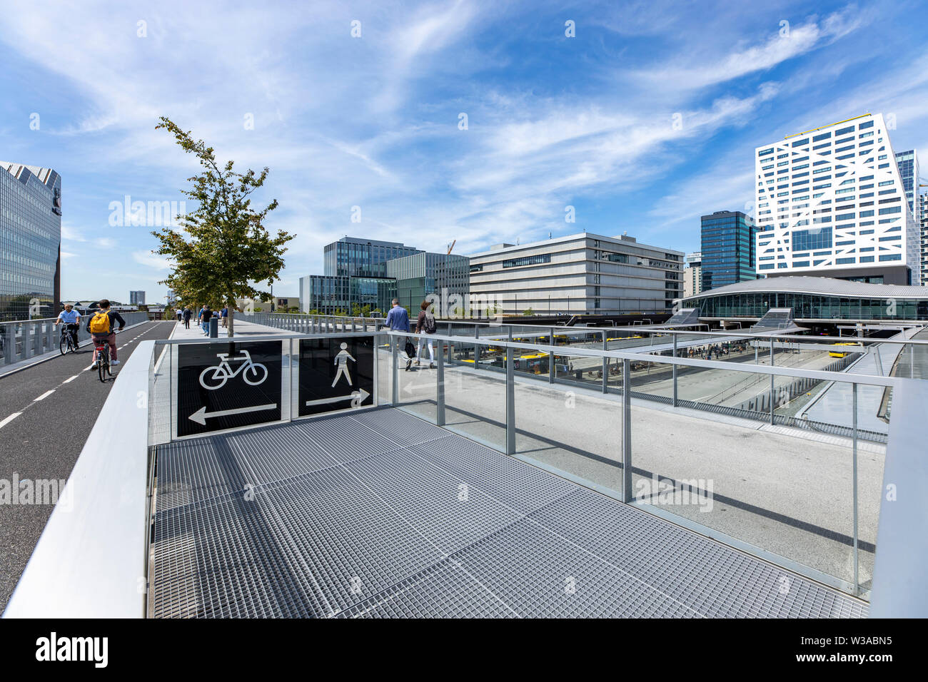 Utrecht, Niederlande, die Moreelsebrug, Fußgänger und Radfahrer Brücke über die Gleise der Utrecht Centraal, Hauptbahnhof, Rabobank Gebäude, Stockfoto